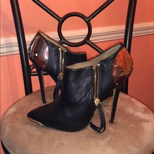 Black and gold women’s booties!!
